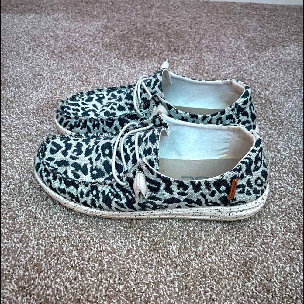 Womens size 8 Hey dude’s.